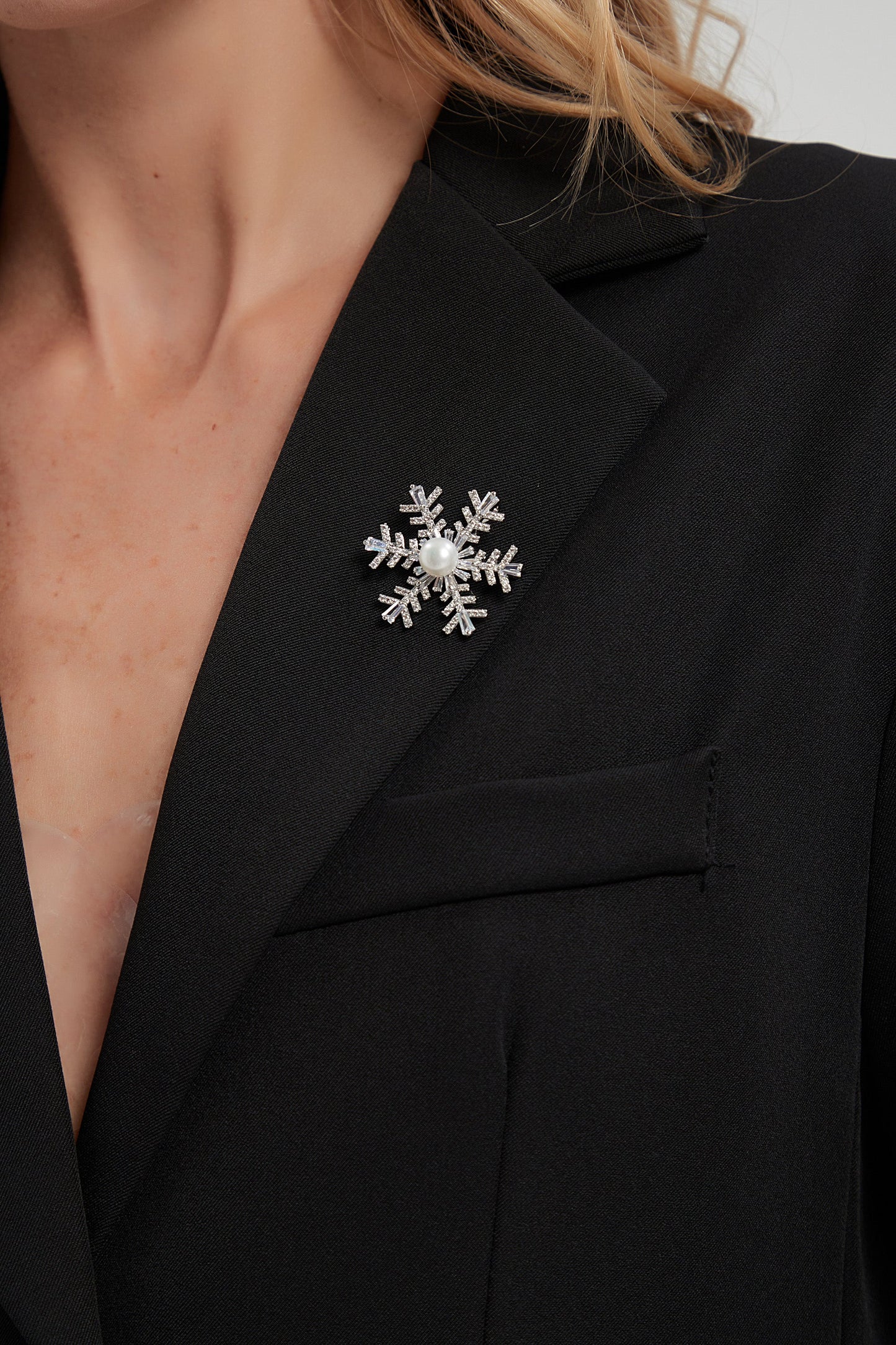 ❄️ Luxe Silver Pavé Snowflake Brooch & Necklace - Convertible Pearl Statement Piece