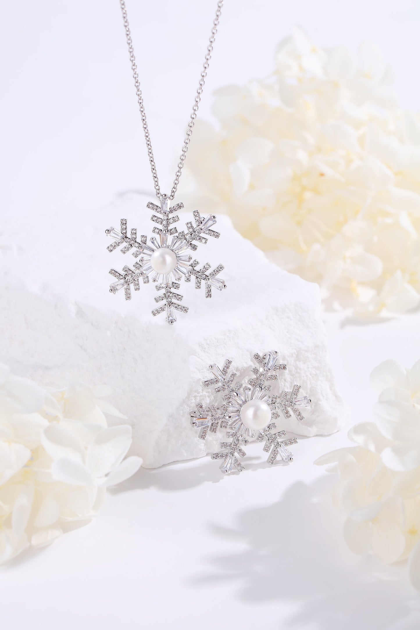 ❄️ Luxe Silver Pavé Snowflake Brooch & Necklace - Convertible Pearl Statement Piece
